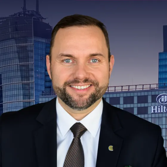 Adam Malinowski, prowadzący panel.