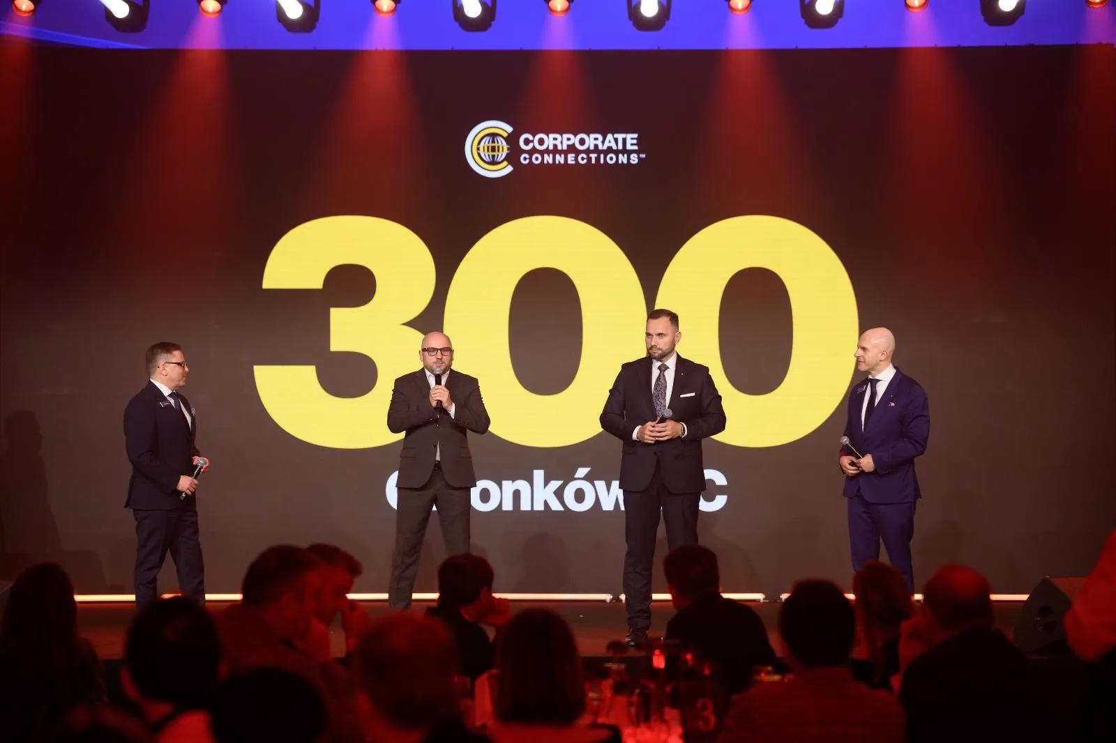 Kilkuset Członków Corporate Connections na scenie gali.