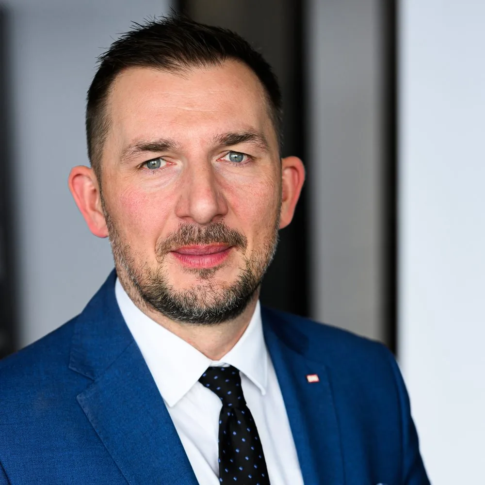 Arkadiusz Sztuka, portret w niebieskiej marynarce.